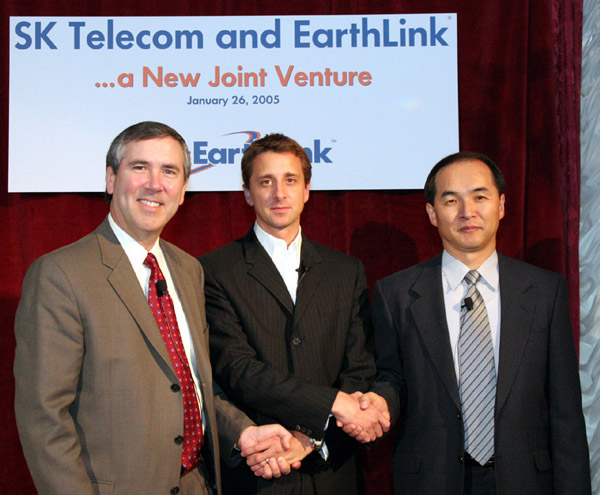 High-ranking officials of SK Telecom and EarthLink, which include Byung Mu Kim (on right), president of SK Telecom branch office in the U.S., Garry Betty (on left), CEO of EarthLink, and Sky Dayton (at the center), informally designated CEO of JV company, are shown shaking hands after reaching an agreement for establishing a JV company in the U.S on January 27th at 2 a.m. (26th at midday in American eastern time zone) at Saint Regis Hotel in New York.